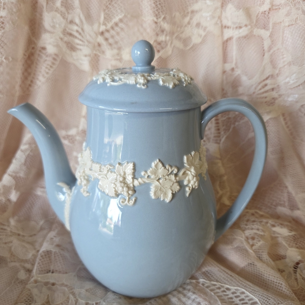 Rare Wedgwood 1950 Queensware Lavender Blue Teapot